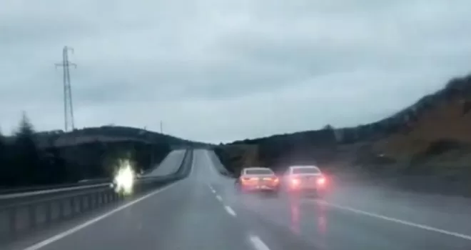 Yol verme tartışmasına girip trafiği böyle tehlikeye soktular
