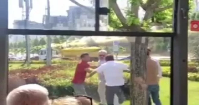 Yol verme tartışmasında sopayla otobüse saldırdı
