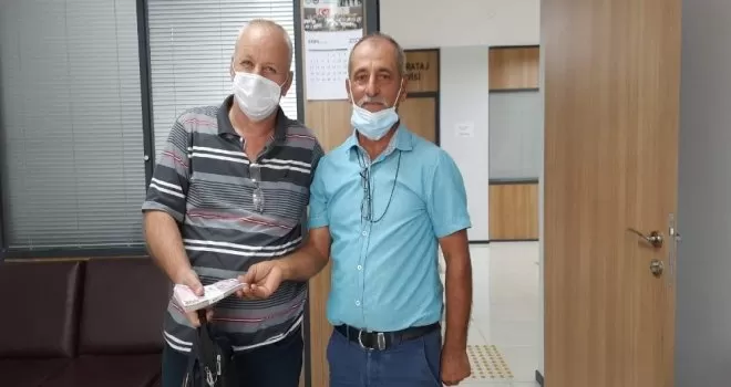 Yolda bulduğu parayı sahibine teslim etti
