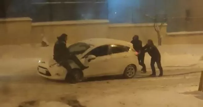 Yolda mahsur kalan sürücülerin imdadına polisler yetişti
