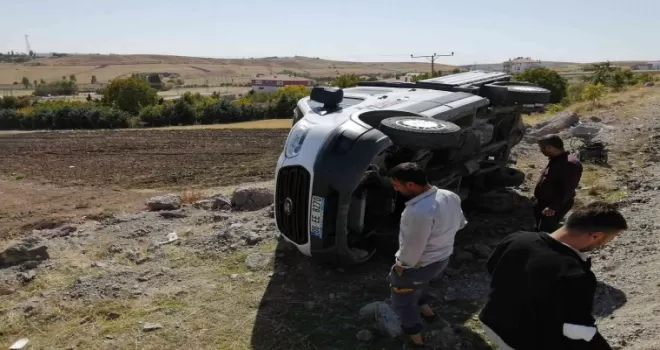 Yoldan çıkan kamyonet devrildi
