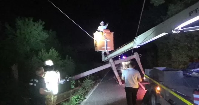 Yoldan çıkan vinç yüksek gerilim direğini devirdi
