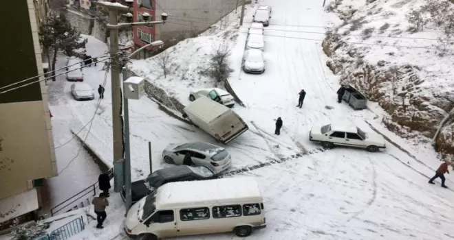 Yollar tuzlanmayınca kazalar ardı ardına geldi
