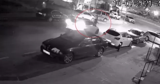 Yolun karşına geçen adam araba çarptı
