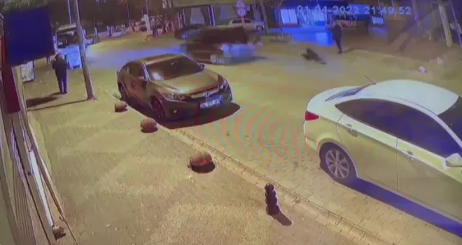 Yolun karşısına geçen yayaya otomobilin çarptığı feci kaza kamerada
