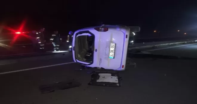 Yolun ortasındaki beton bariyere çarpan aracın sürücüsü öldü
