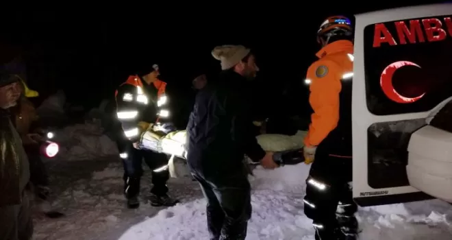 Komşusunun çatısını temizlerken düştü