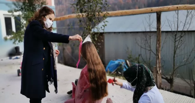 AK Kadınlar köyelerde yaşayan kız çocuklarına kuaför oldu!
