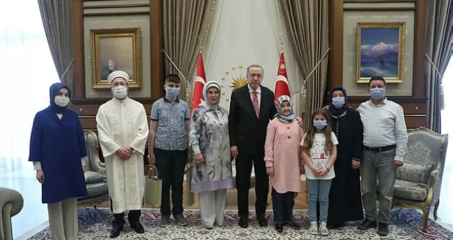 Cumhurbaşkanı Erdoğan, görme engelli hafız Ravzanur’u kabul etti