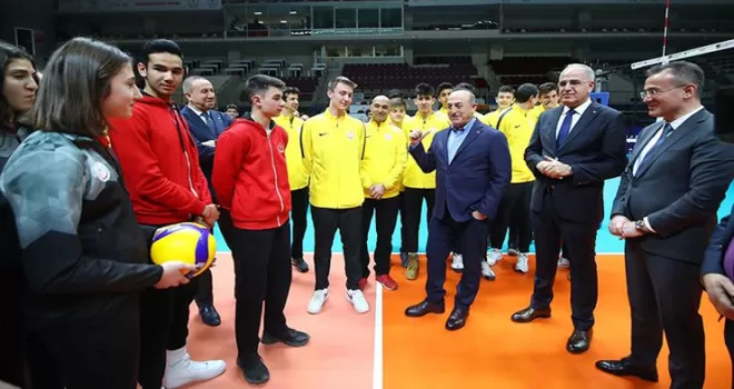 Bakan Çavuşoğlu’dan TVF Başkent Voleybol Kampüsü’ne ziyaret