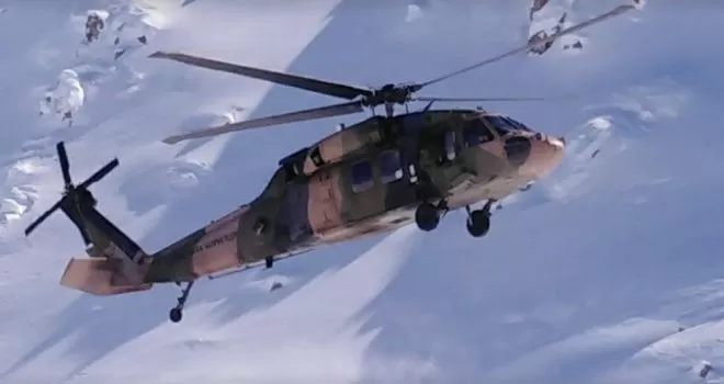 Yüksekova’da karda mahsur kalan öğrenciler helikopterle tahliye edildi

