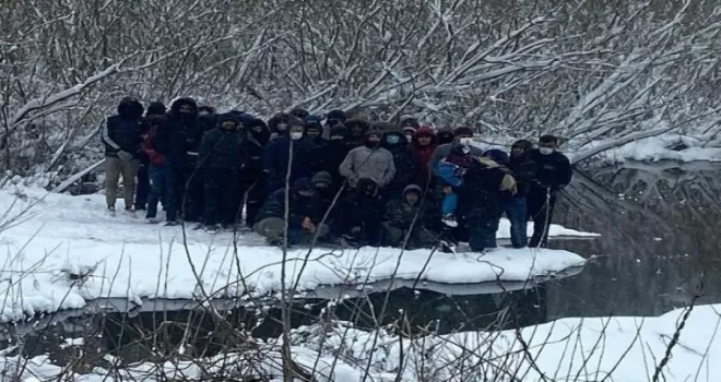 Yunanistan’ın zulmettiği göçmenler donmaktan kurtarıldı
