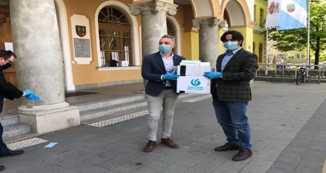 Yunus Emre Enstitüsü Budapeşte’de maske ve eldiven dağıttı
