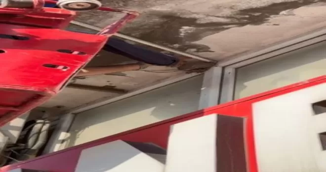 Yuvasından düşen yavru kuşun yardımına itfaiye ekipleri yetişti
