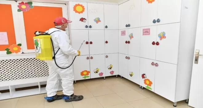 Yüz yüze eğitim öncesi Mamak’taki okullar dezenfekte ediliyor
