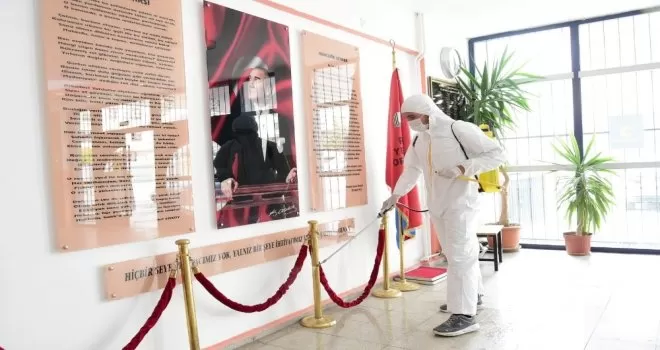 Yüz yüze eğitim öncesi Mamak’taki okullara dezenfekte
