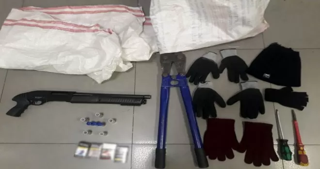 Yüzleri maskeli 4 şahsın çuvallı hırsızlığı kamerada
