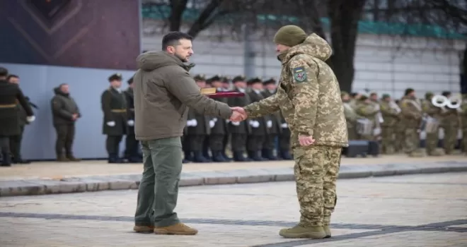 Zelenskiy’den savaşın yıl dönümünde askerlere devlet nişanı
