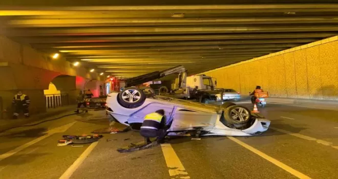 Zeytinburnu’nda alt geçitte otomobil takla attı
