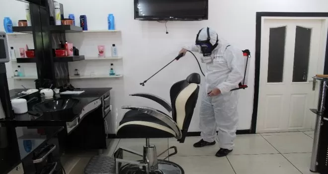 Zeytinburnu’nda berber ve kuaförler dezenfekte ediliyor
