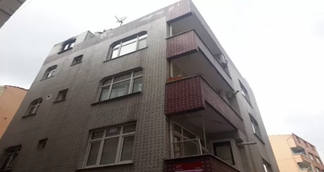 Zeytinburnu’nda çatı katı alev alev yandı
