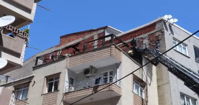 Zeytinburnu’nda daire alev alev yandı
