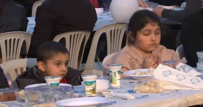 Zeytinburnu’nda düzenlenen iftarda 5 bin kişi aynı anda oruç açtı
