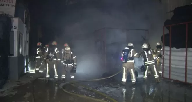 Zeytinburnu’nda iplik fabrikasında yangın paniği
