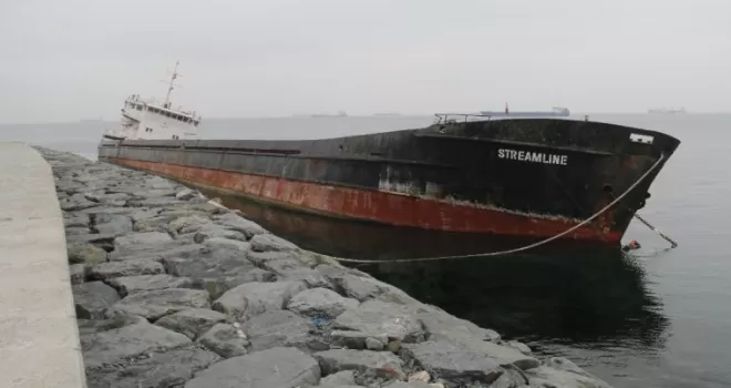 Zeytinburnu’nda karaya oturan gemiden yakıt sızmaya başladı
