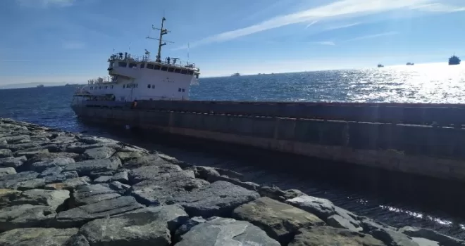 Zeytinburnu’nda karaya oturan geminin bekleyişi sürüyor
