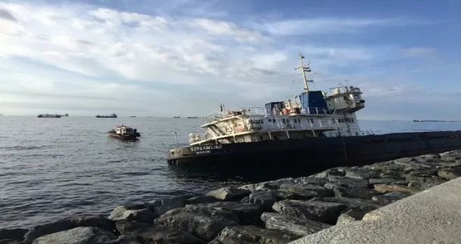 Zeytinburnu’nda kıyıya oturan geminin çevresinde dalgıçlar inceleme yaptı
