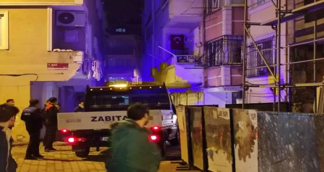 Zeytinburnu’nda riskli 2 bina boşaltıldı
