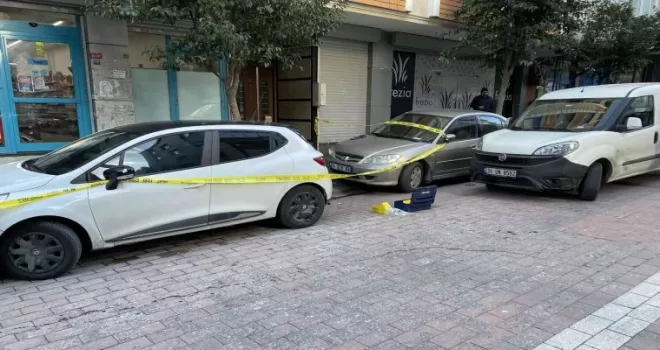 Zeytinburnu’nda sokak ortasında silahlı saldırı kamerada
