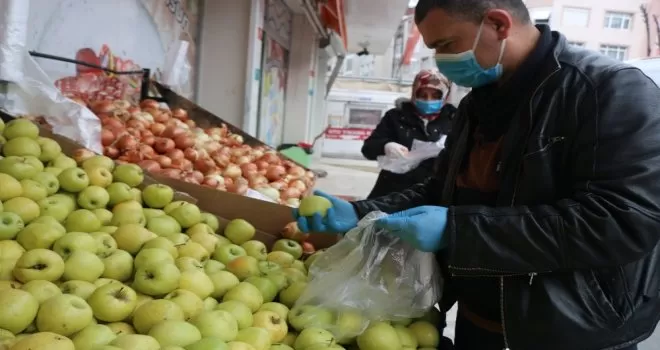 Zeytinburnu’nda yaşlılar için alışverişe çıkıldı
