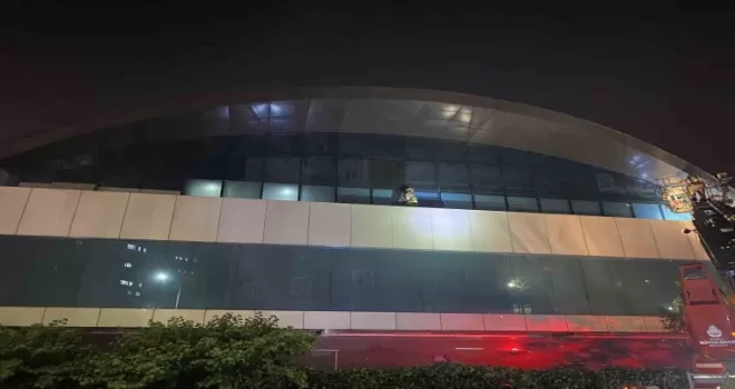 Zeytinburnu’ndaki teknoloji mağazası alev alev yandı
