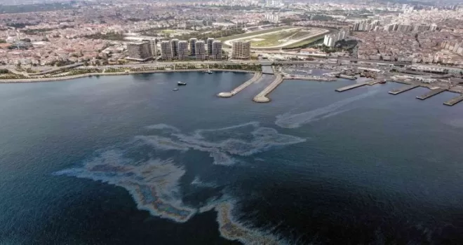 Zeytinburnu sahilinde mazot kirliliği havadan görüntülendi
