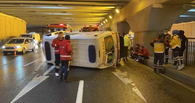 Zeytinburnu Topkapı alt geçitte ambulans devrildi
