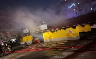 Ankara’da yan yana bulunan 3 dükkan yandı
