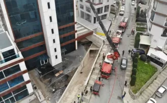 Ateşehir’de 18 katlı binanın dış cephesi yandı
