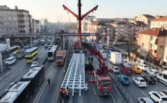 Metrobüs durağında çalışma yapan İBB’ye bağlı ekipler trafiği durma noktasına getirdi

