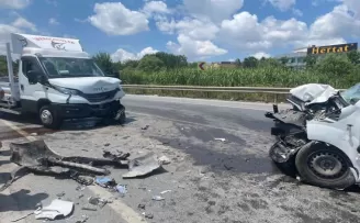 Sancaktepe’de 2 araç kafa kafaya çarpıştı: 2 yaralı
