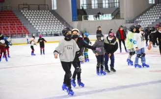 Zeytinburnu Buz Pisti’nde gençlere ücretsiz kayak eğlencesi

