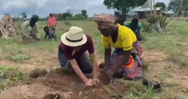 Afrika’daki engelliler için meyve bahçesi oluşturuldu
