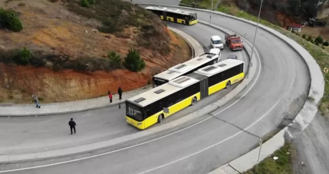 Arnavutköy’de otoyol bağlantısında İETT otobüsleri arızalandı, trafik tamamen durdu
