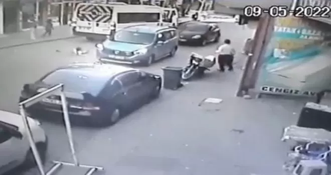 Ataşehir’de otomobilin çarptığı çocuk yola savruldu
