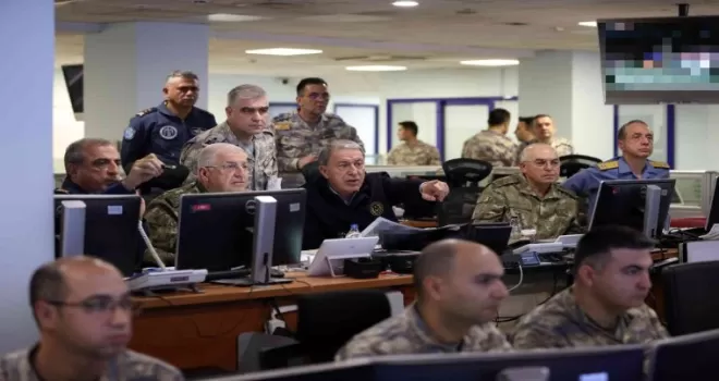 Bakan Akar, “Pençe-Kılıç Hava Harekatı”nı Hava Kuvvetleri Harekat Merkezinden sevk ve idare etti
