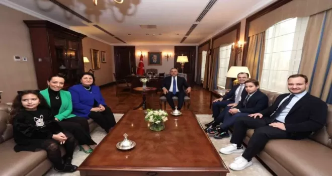 Bakan Çavuşoğlu, Dr. Sadık Ahmet’in ailesini kabul etti
