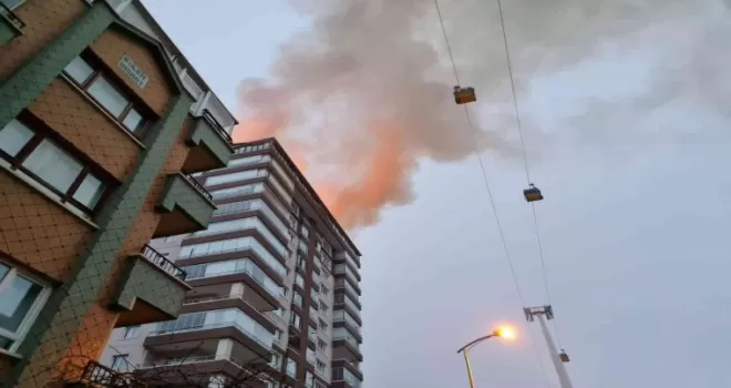 Başkentte 15 katlı bir binanın çatısında çıkan yangında 3 kişi dumandan etkilendi
