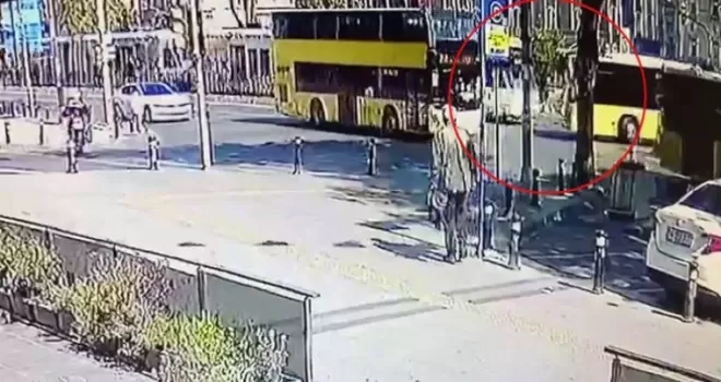Fatih’te tramvay ile İETT otobüsün çarpıştığı kaza anı kamerada
