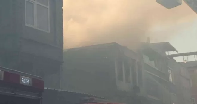 Fatih’te yangın nedeniyle bir kişinin camdan atladığı anlar kamerada
